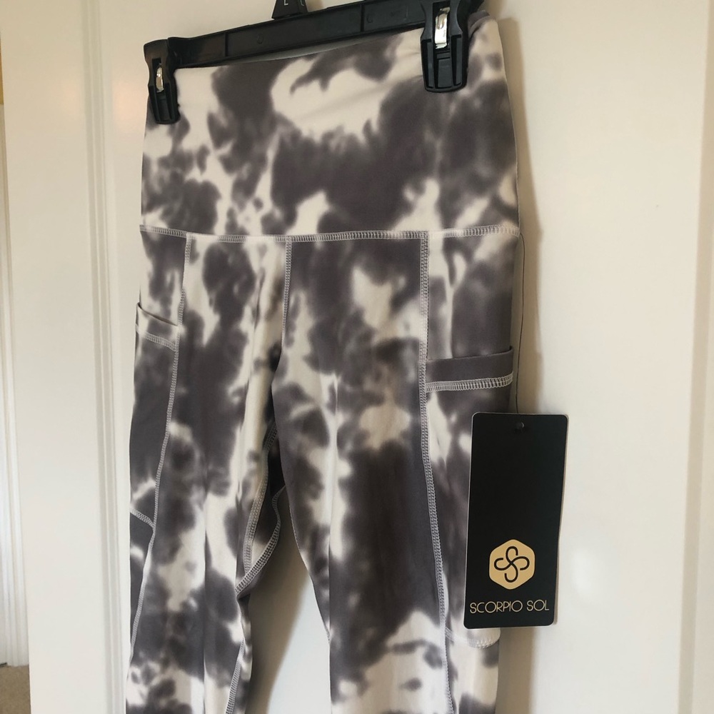 Scorpio Serena Pocket Legging. Size Small. NWT. Small mark on front.
